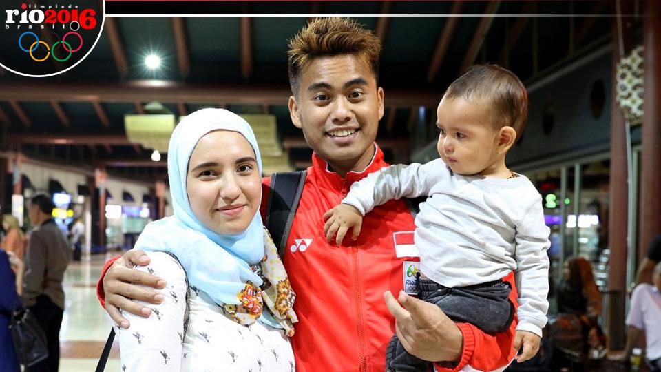 Tontowi Ahmad dan keluarga sebelum terbang ke Sao Paulo.